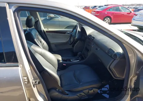 2003 Mercedes-Benz C 240 z USA, uszkodzony, nr VIN WDBRF61J13A504814